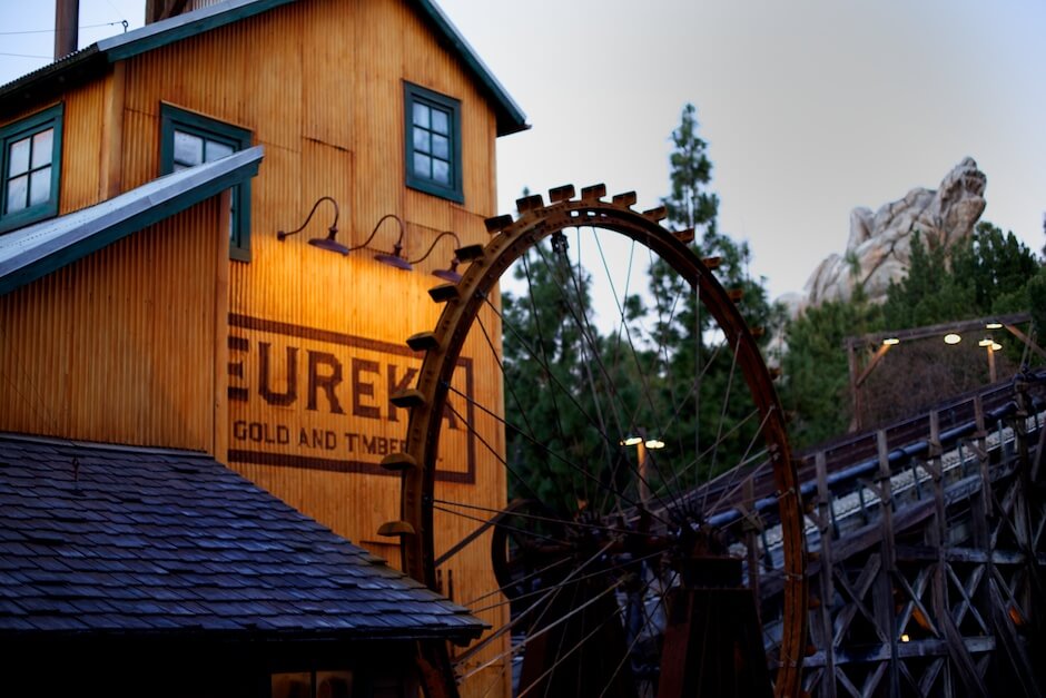 Golden hour hits the Grizzly River Run ride. © Mike Wong